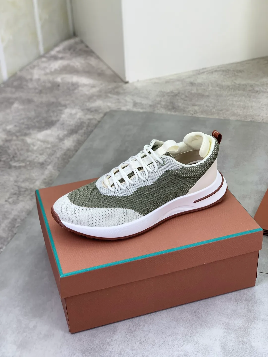 Men's men's shoes 💰P542 New style 💰High quality The latest casual shoes Loro Piana 💯Top grade💯Buy the original copy💯 Founded the existing Loro Piana company on April 24, 1924. The family has been operating for the sixth generation, providing top quality products to customers who are discerning in taste and quality. Imported original fly woven fabrics with cowhide fabric, plain calfskin lining, hand-stitched threads with cowhide feet, original packaging, high-end outsole, size: 38-46, multiple colors available, complete package